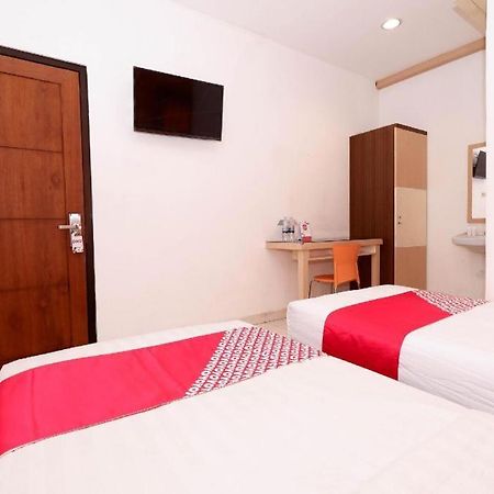 Oyo 1251 Residence 8 Semarang Exterior photo
