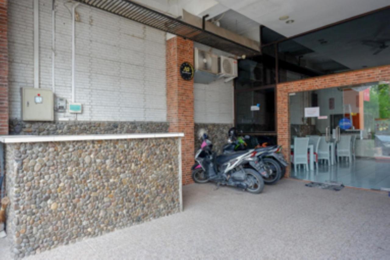 Oyo 1251 Residence 8 Semarang Exterior photo